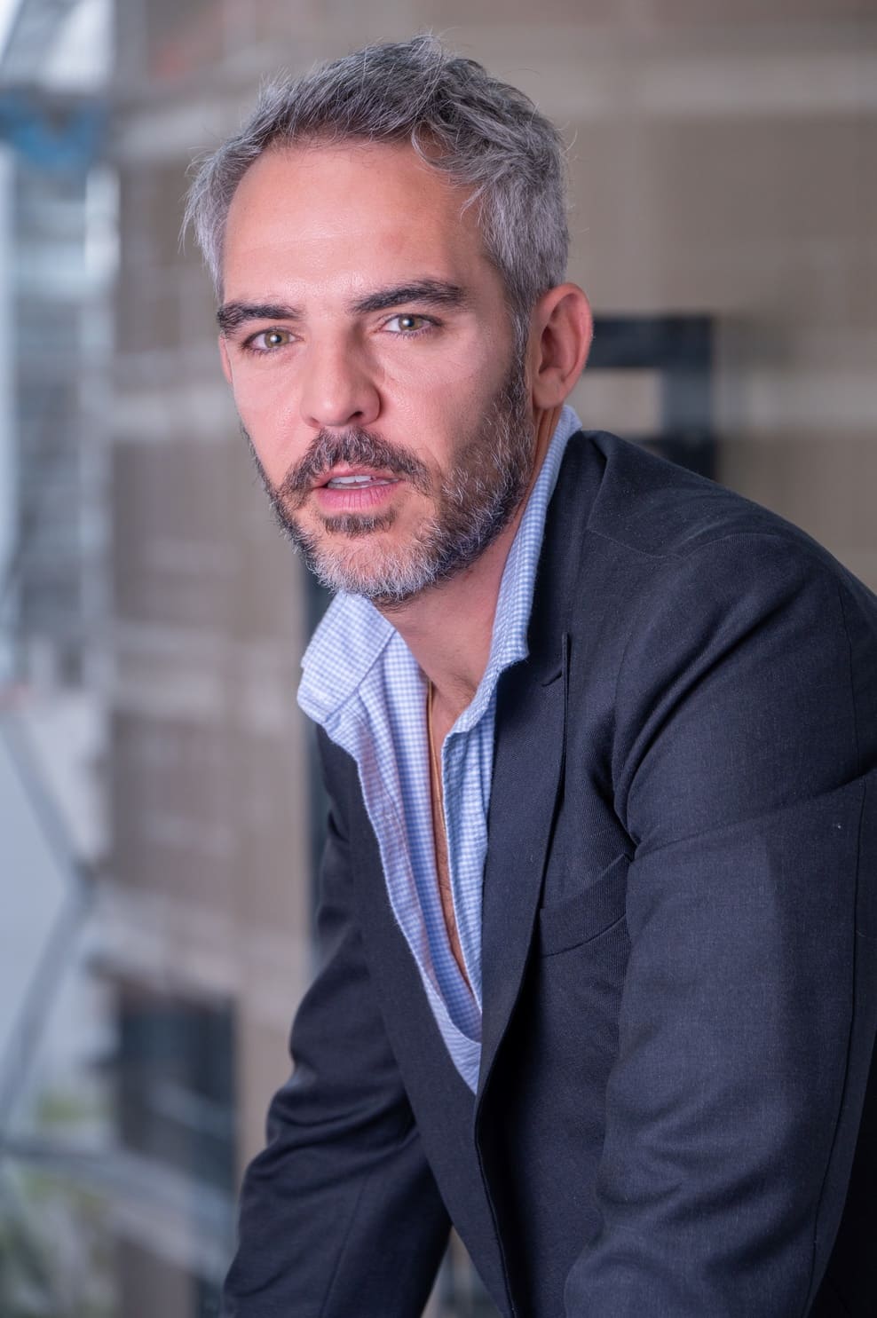 Francisco Cabrera en pose profesional con traje, mirando a la cámara.